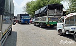 Ô tô tải đậu lấn ra đường, gây kẹt xe và mất an toàn giao thông