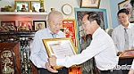 Bí thư Thành ủy Mỹ Tho trao Huy hiệu Đảng đợt 19-5