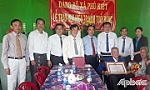 Trao Huy hiệu Đảng cho đảng viên cao niên đợt 19-5