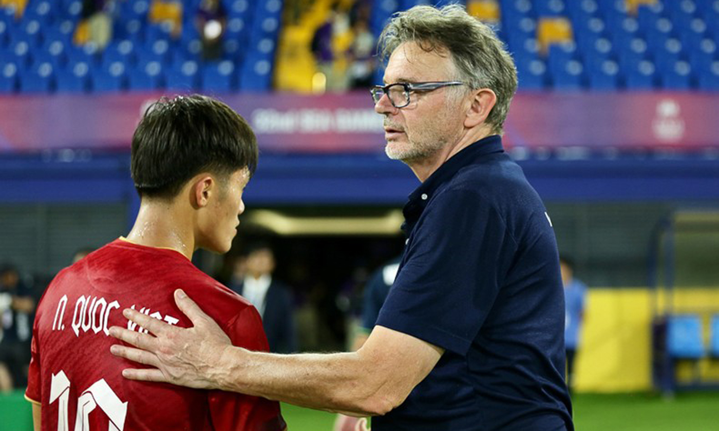HLV Philippe Troussier động viên các học trò sau trận đấu. (Ảnh: VFF)
