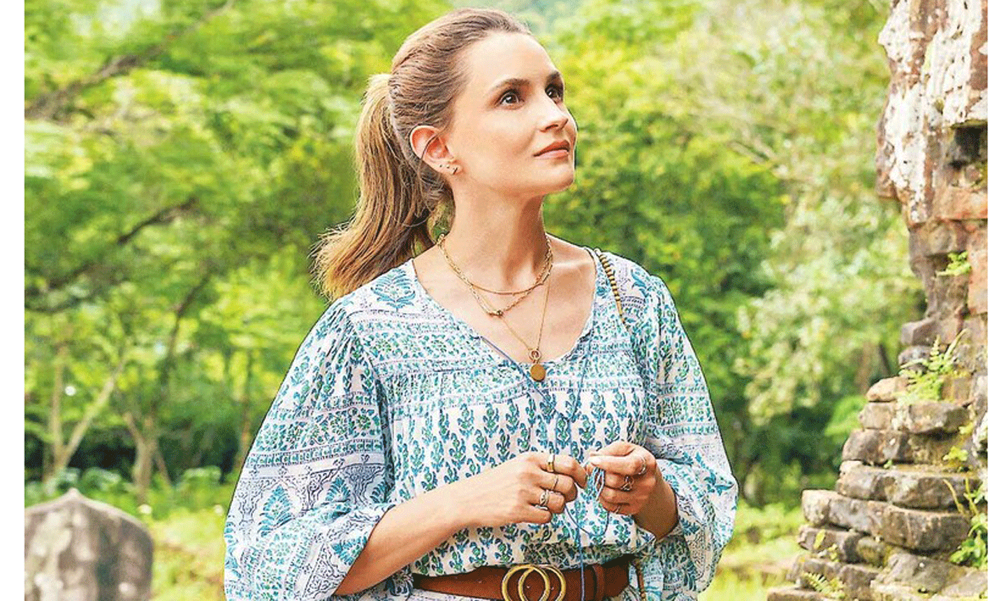 Nữ diễn viên chính Rachael Leigh Cook của bộ phim A tourist’s Guide to Love tại Di sản thế giới - Thánh địa Mỹ Sơn. Nguồn ảnh | NETFLIX