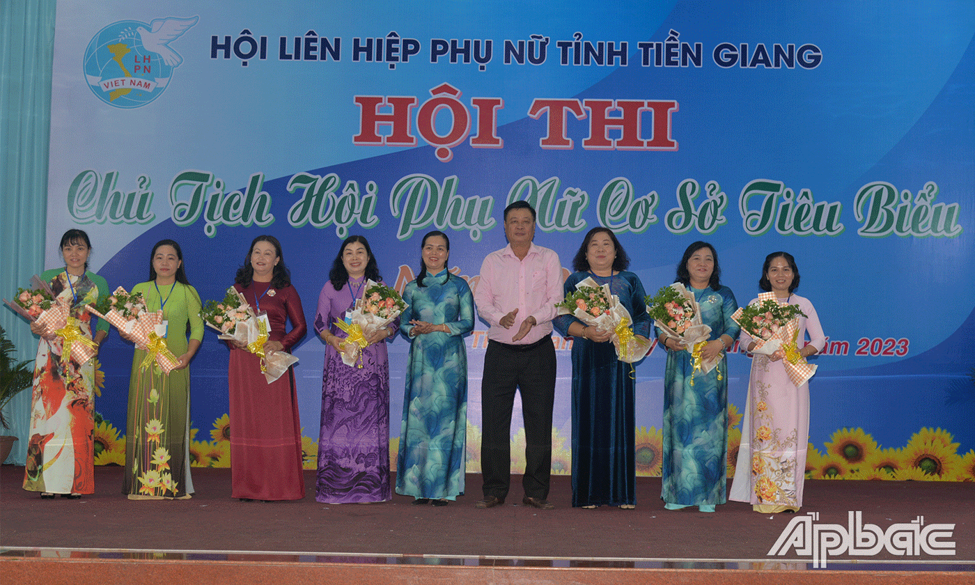 Ban tổ chức tặng hoa Ban Giám khảo.
