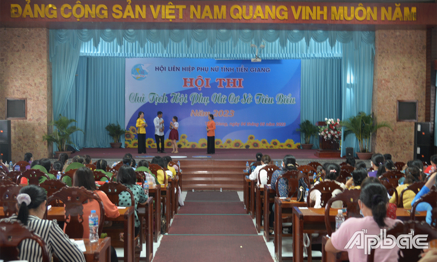Các thí sinh tham gia thi.