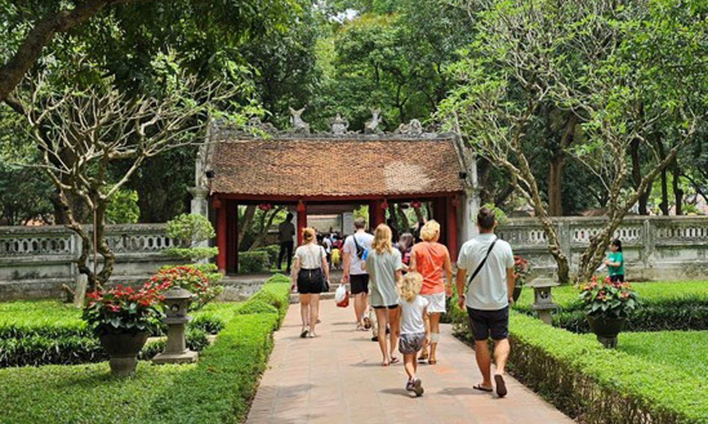 Khách nước ngoài đến Việt Nam.