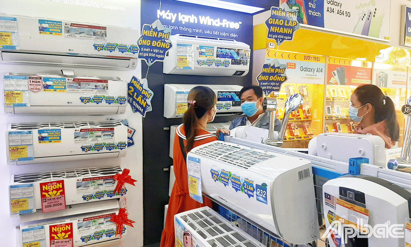 Người tiêu dùng tham khảo các loại quạt hơi nước tại một trung tâm điện máy ở