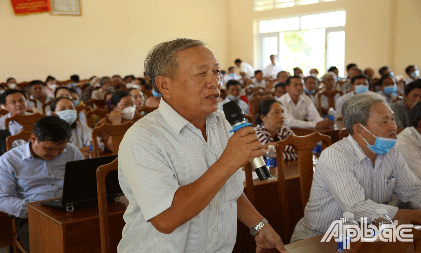 Cử tri huyện Gò Công Đông phát biểu ý kiến. 