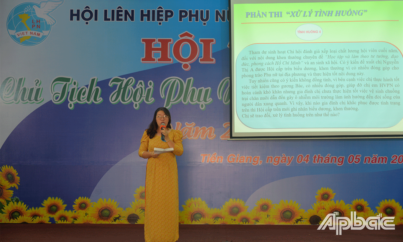 Các thí sinh thi phần thi năng khiếu và xử lý tình huống.