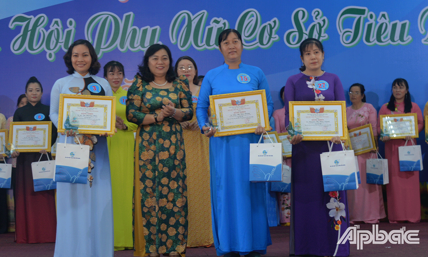 Trao giải Nhì cho 3 thí sinh.