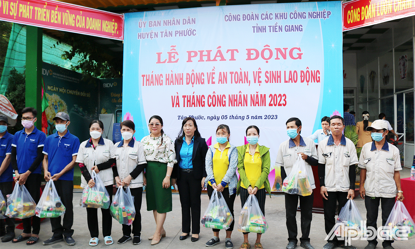 Ban tổ chức trao tặng 100 phần quà nhu yếu phẩm cho công nhân có hoàn cảnh khó khăn đang làm việc tại các doanh nghiệp trong Khu công nghiệp Long Giang.