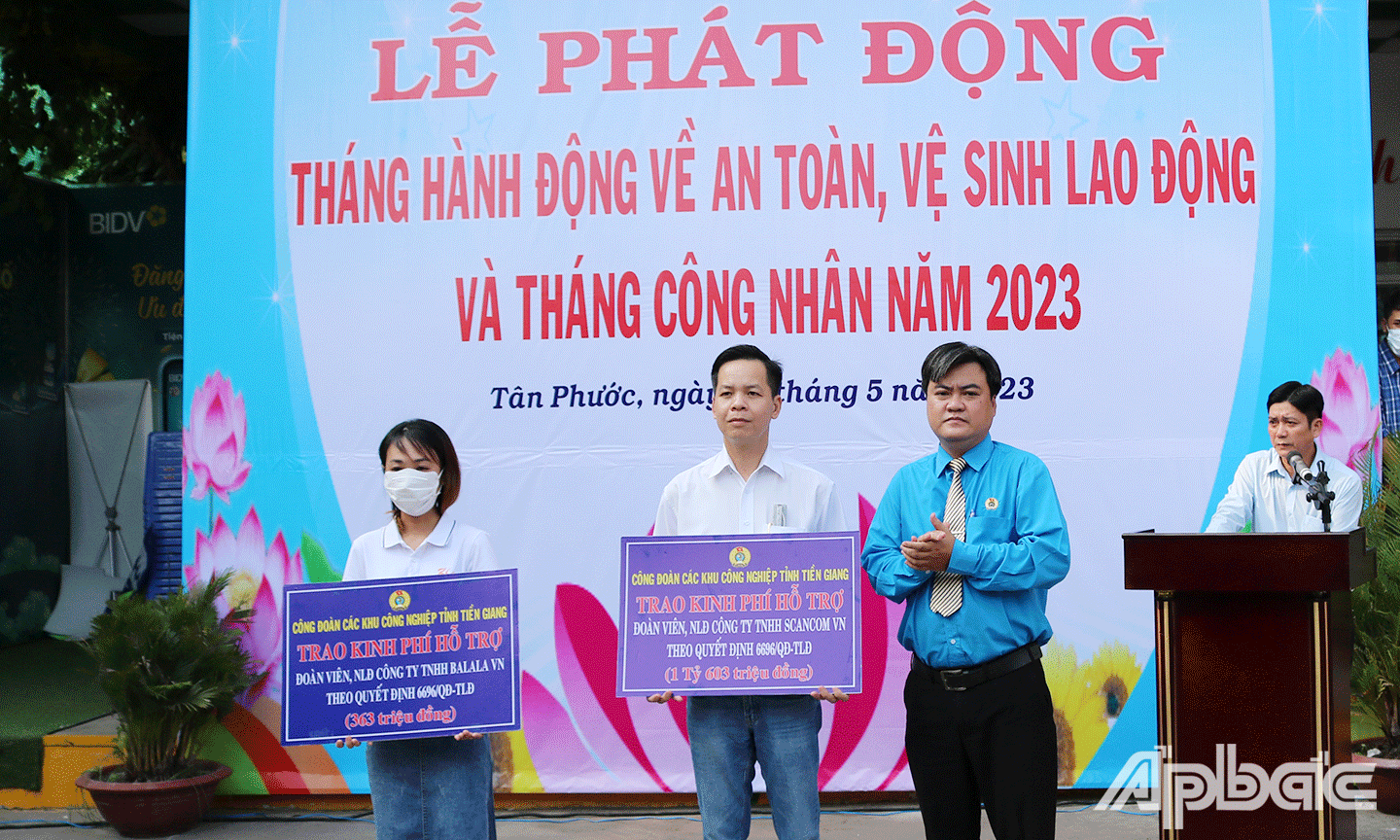 Công đoàn các KCN tỉnh Trao bảng tượng trưng tặng quà hỗ trợ cho công nhân bị ảnh hưởng do mất việc, giảm giờ làm của 02