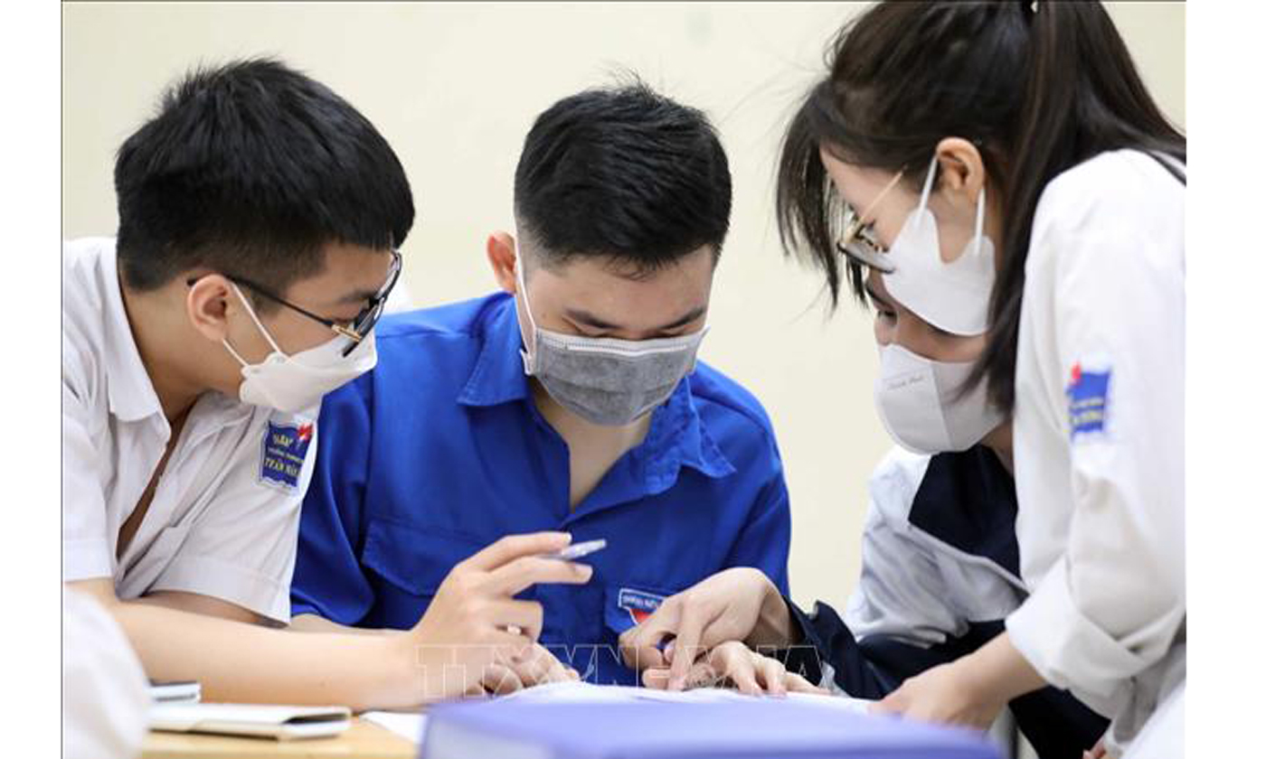 Năm 2023, thí sinh bắt buộc phải đăng ký dự thi tốt nghiệp THPT trực tuyến. Ảnh: TTXVN. 