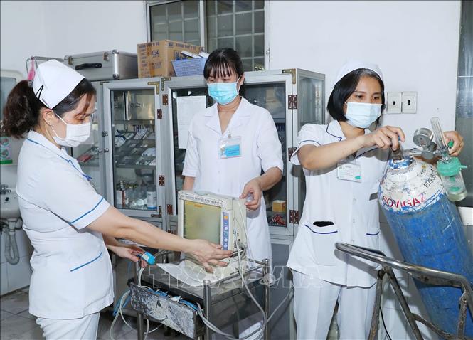 Cán bộ, nhân viên y tế Viện Quân y 4 kiểm tra trang thiết bị y tế như: bình oxy, máy thở, máy điện tim...sẵn sàng ứng phó khi có dịch bệnh xảy ra. Ảnh: Trọng Đức/TTXVN