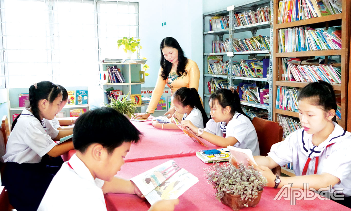 Học sinh tham khảo sách báo tại thư viện trường Tiểu học Ngũ Hiệp