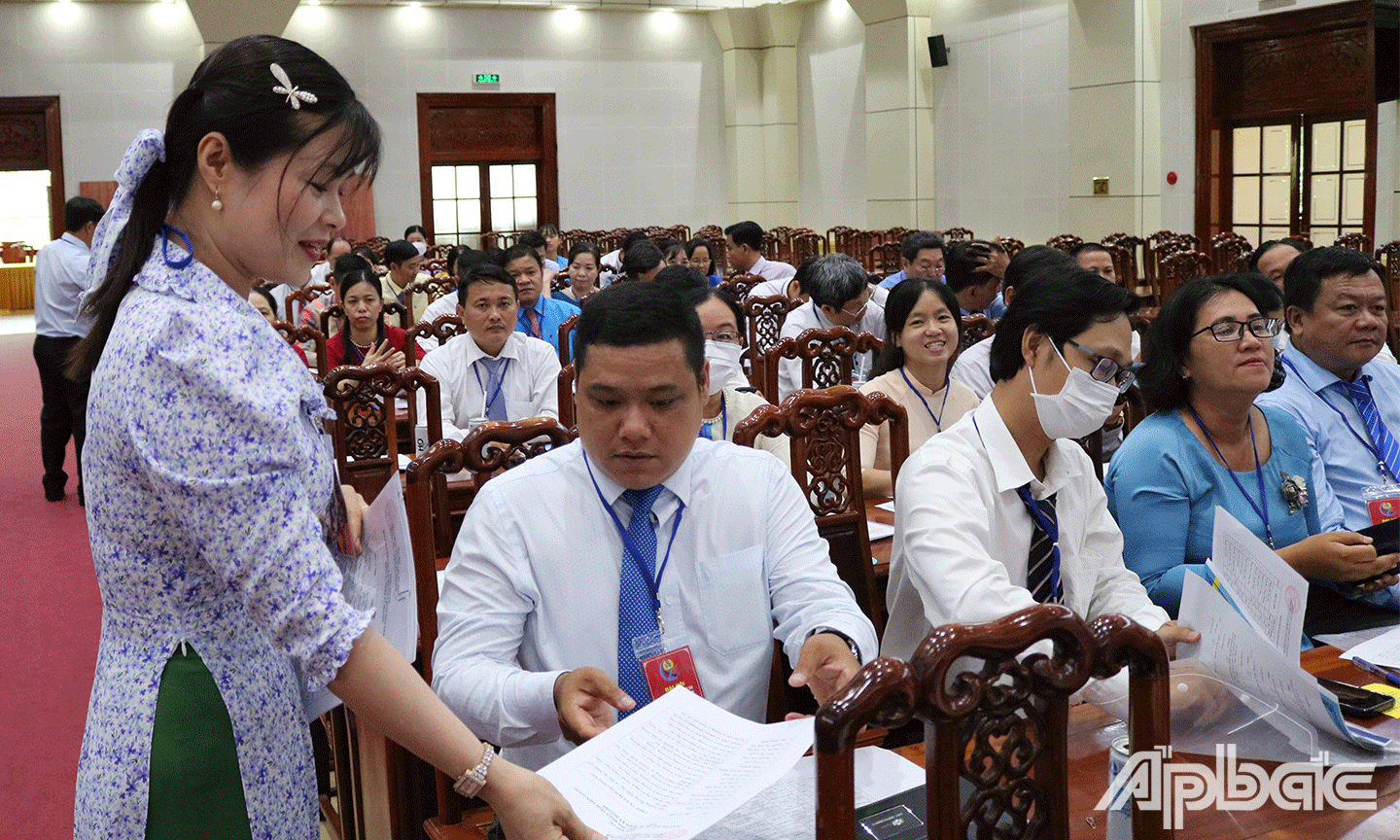 Ban bầu cử phát phiếu cho đại biểu