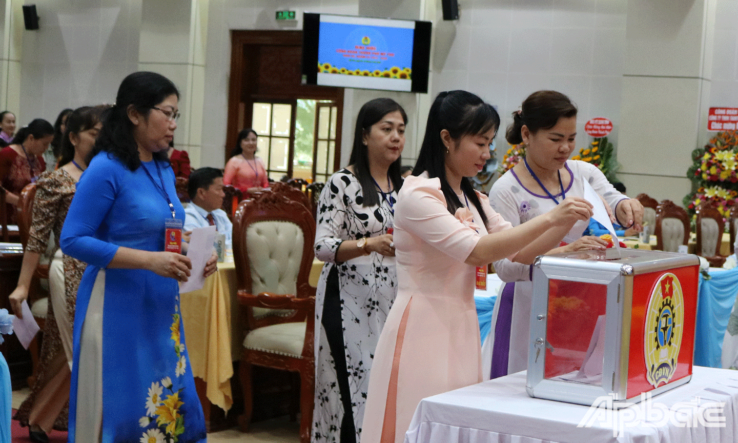 Đại biểu tham gia bỏ phiếu bầu đại biểu dự Đại hội XI CĐ tỉnh Tiền Giang.