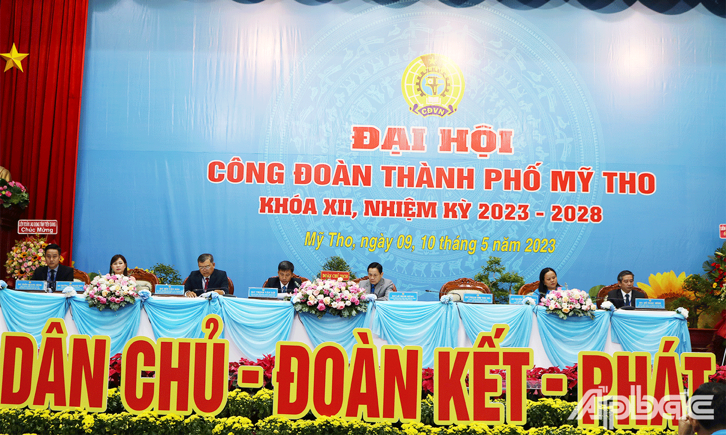 Đoàn Chủ tịch Đại hội.