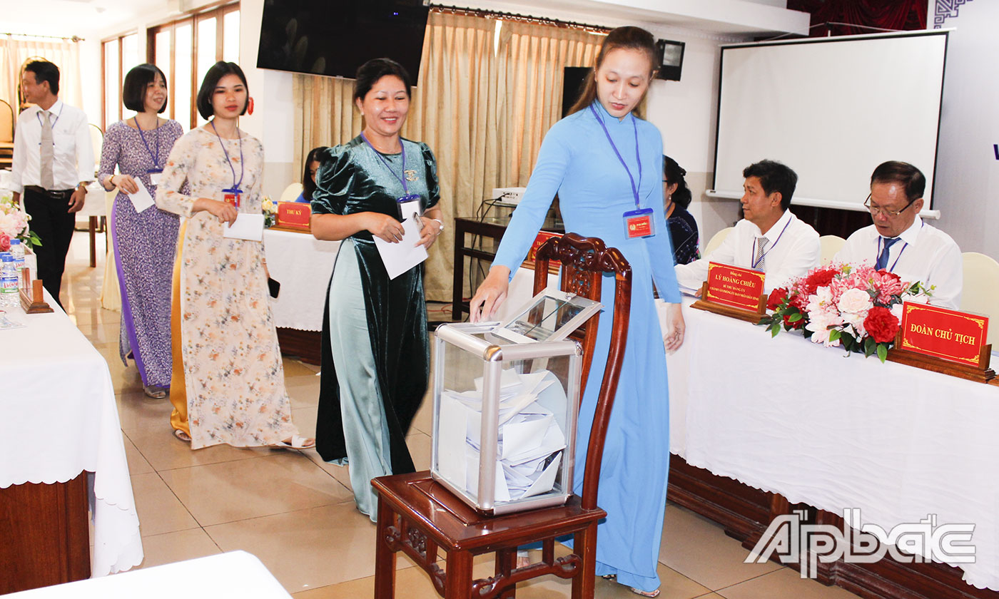 Đại biểu bỏ phiếu bầu Ban Chấp hành Công đoàn.