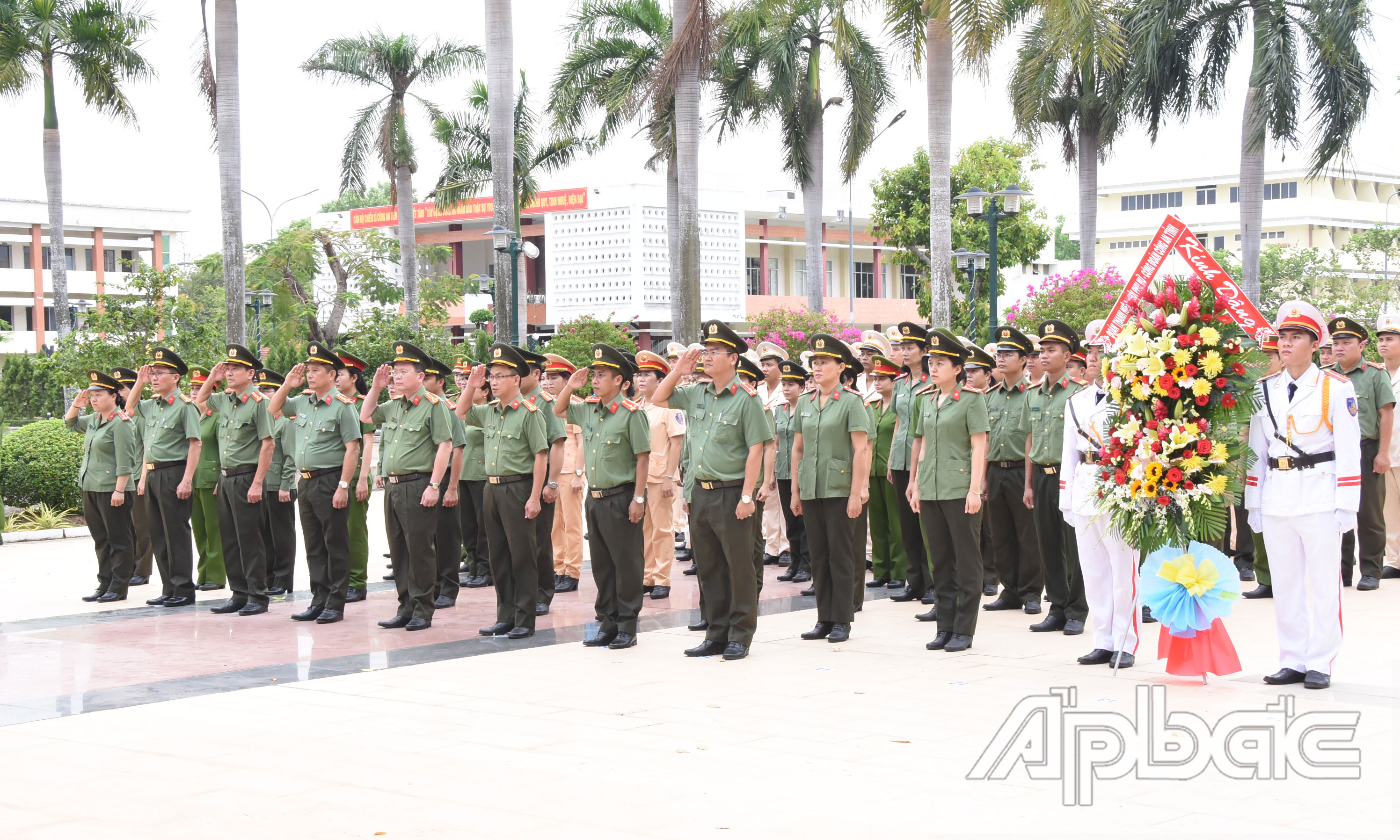 Đại biểu dự Lễ Báo công dâng Bác tại Khu truyền thống Công an tỉnh.