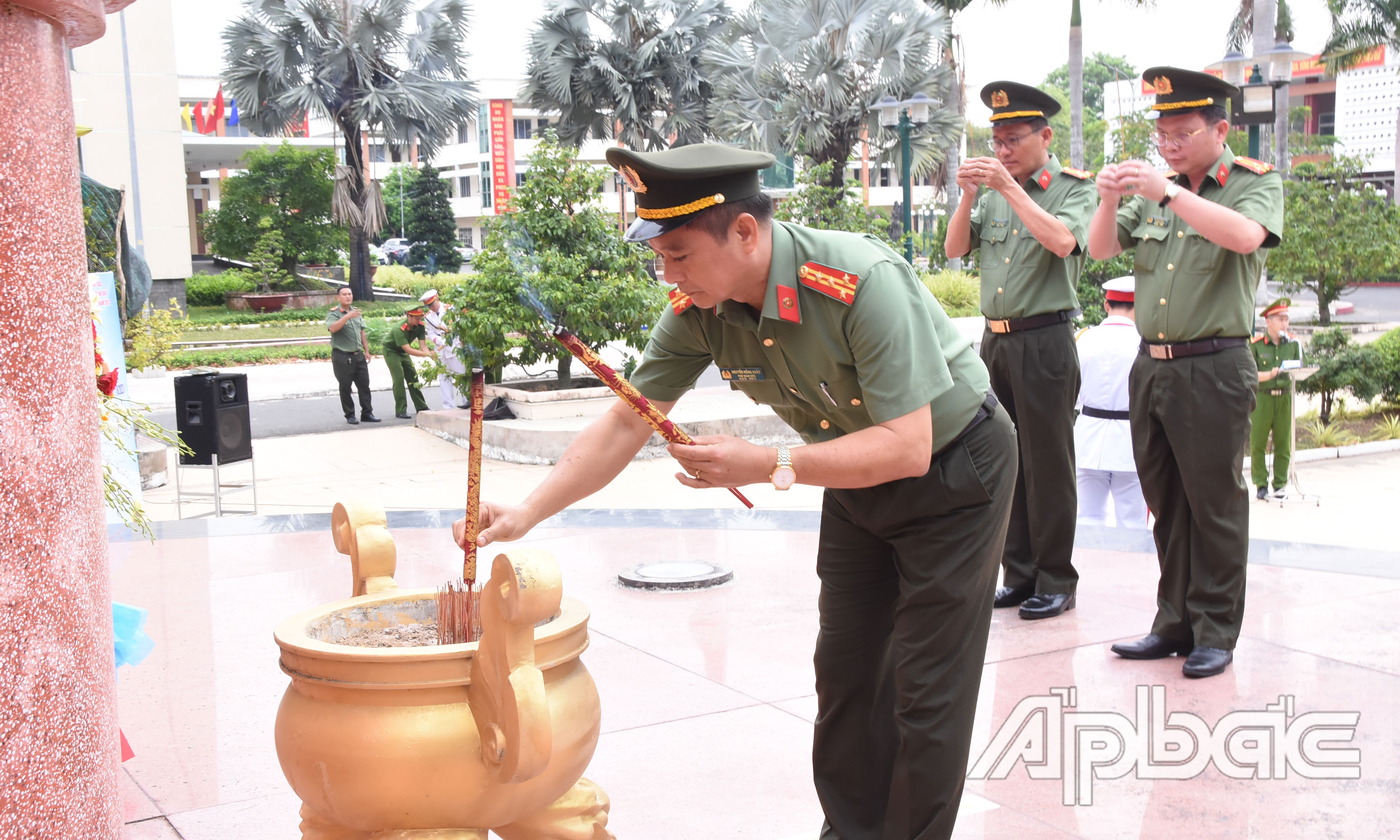 Đại biểu dâng hương tại Khu truyền thống Công an tỉnh.