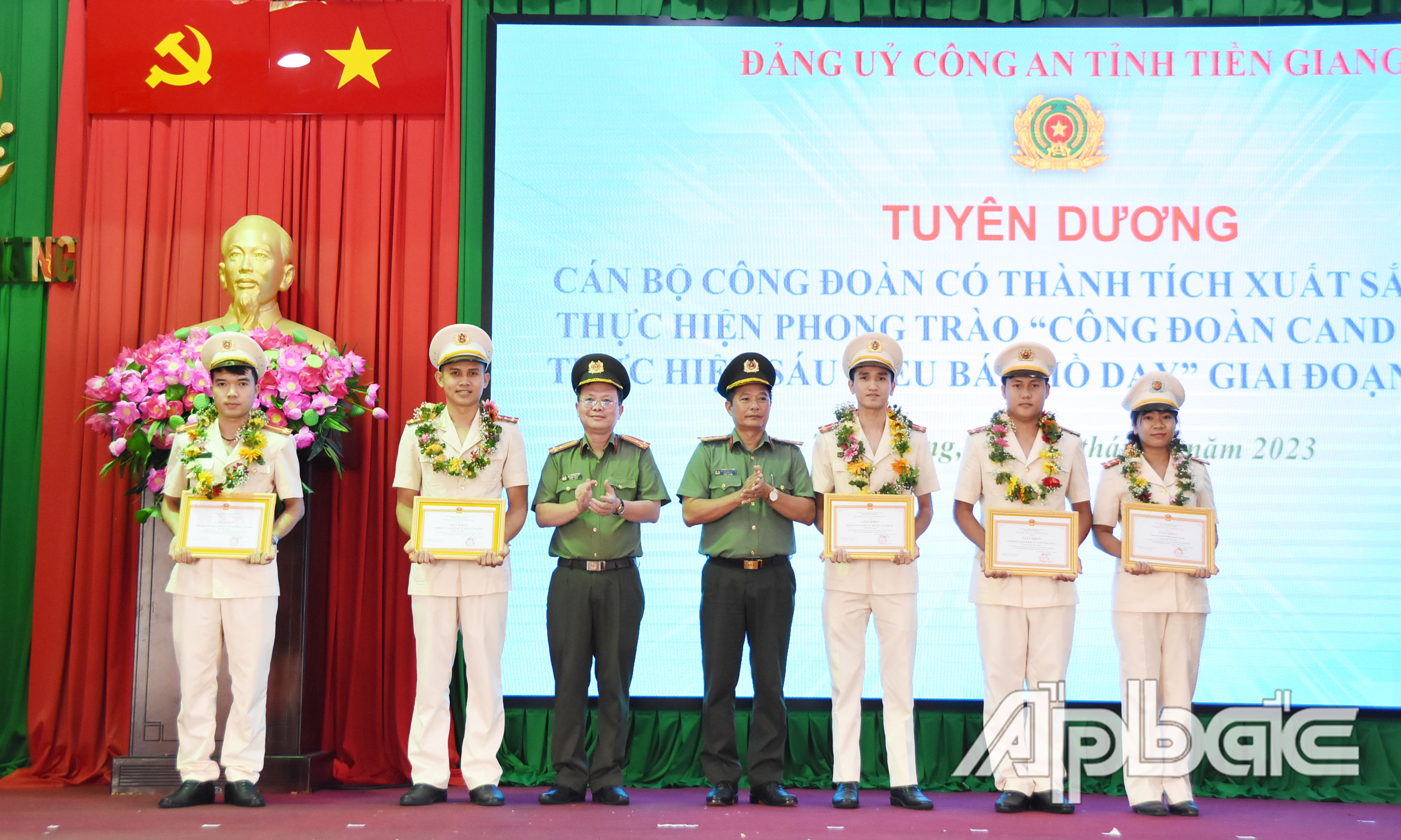 Các tập thể, cá nhân được tuyên dương, khen thưởng.