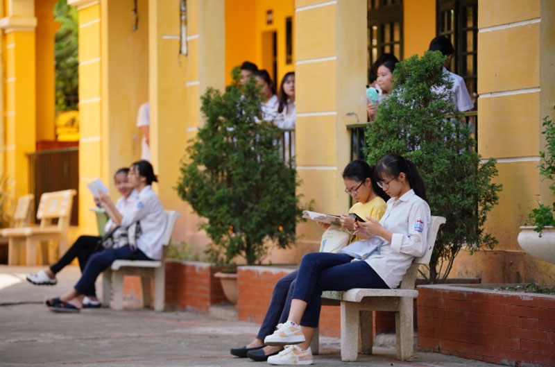 Học sinh chuẩn bị bước vào Kỳ thi lớp 10 THPT tại điểm thi Trường THCS Quang Trung, Đống Đa, Hà Nội. Ảnh: KHÁNH HÀ 