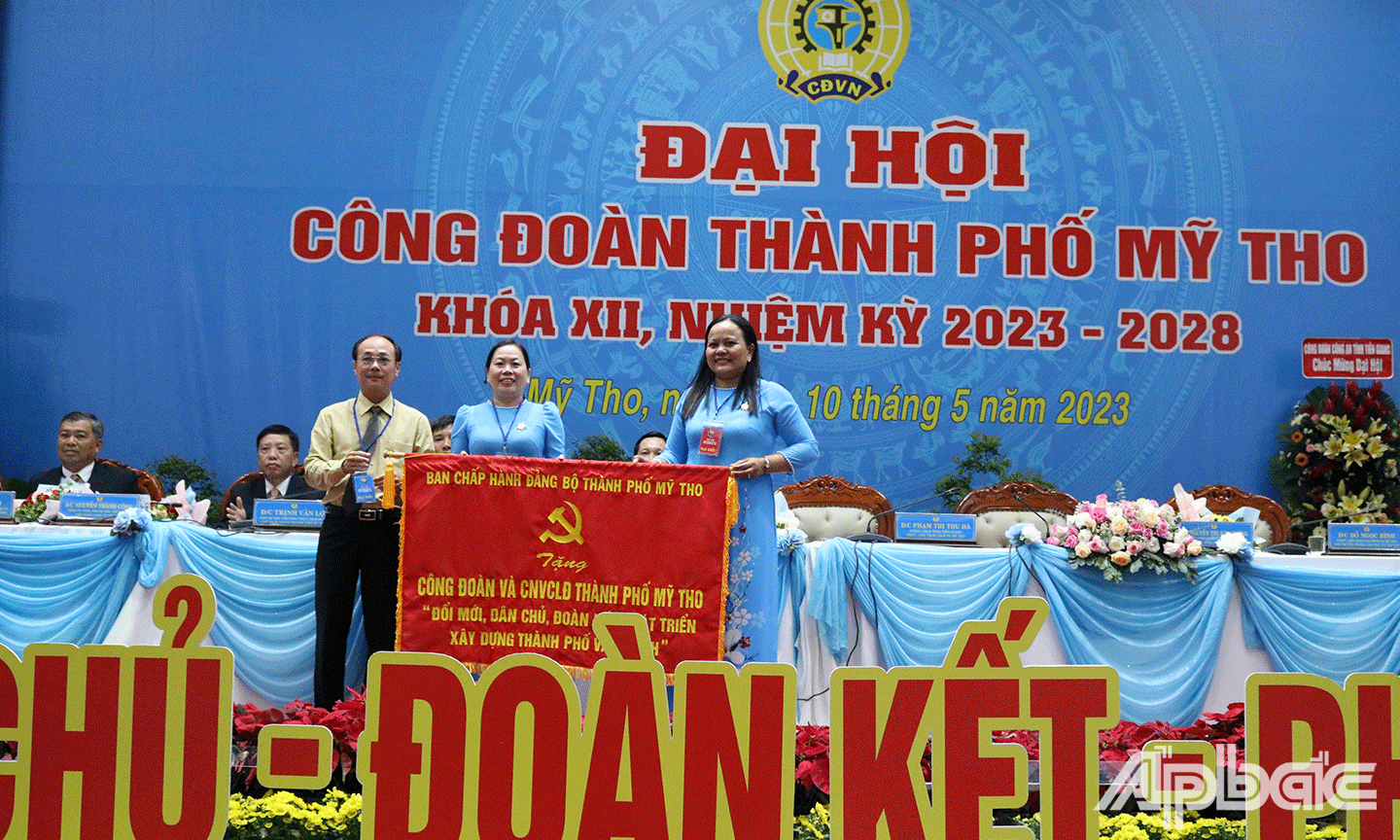 Tiếp nhận bức trướng của Ban Thường vụ Thành ủy Mỹ Tho tặng Đại hội