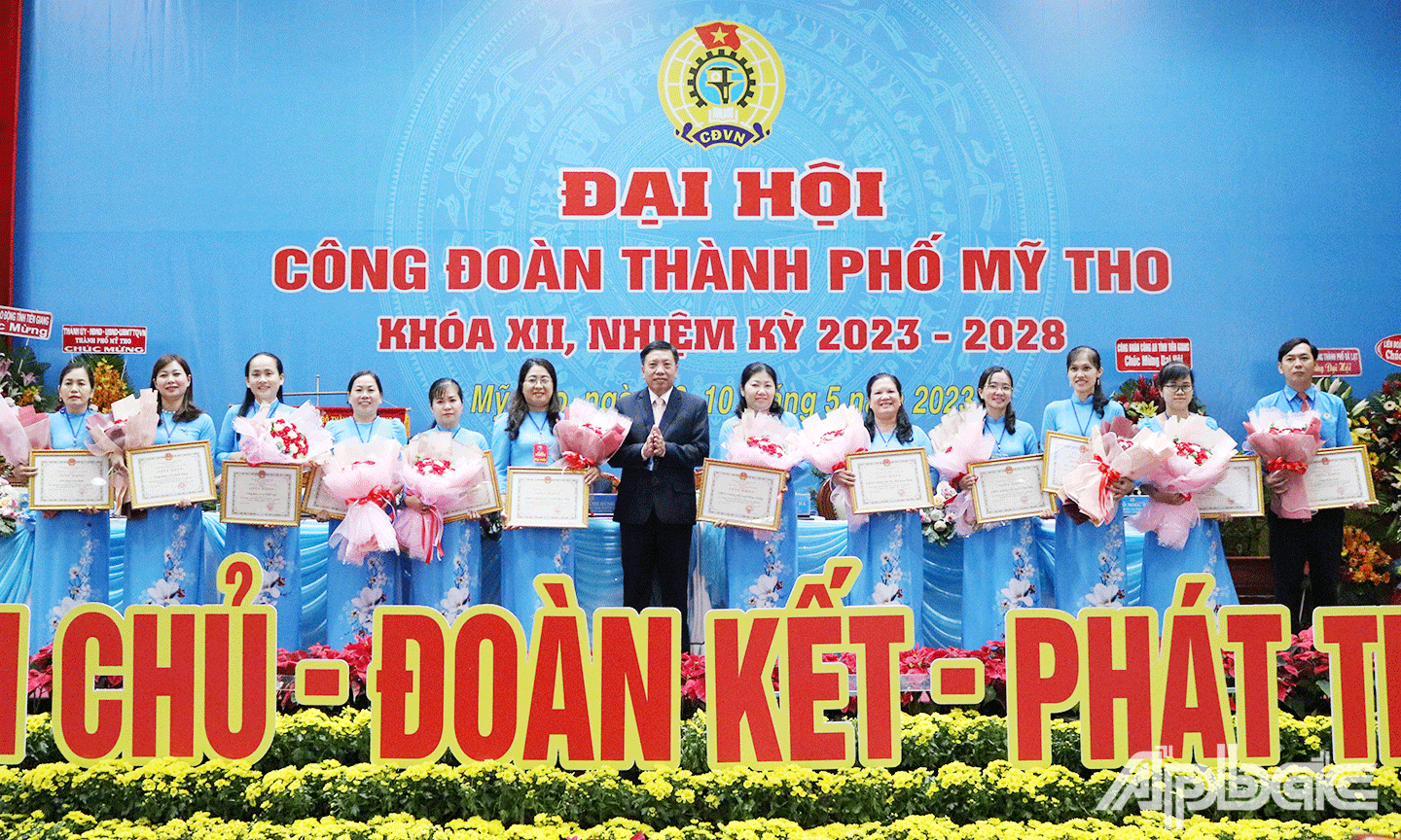 UBND thành phố khen thưởng cho các tập thể và cá nhân có nhiều thành tích trong phong trào thi đua “Lao động giỏi, lao động sáng tạo”