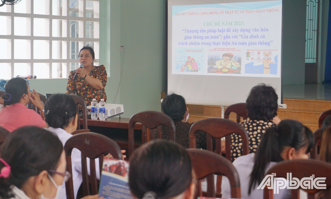 Lãnh đạo Hội LHPN tỉnh truyền thông về ATGT.  