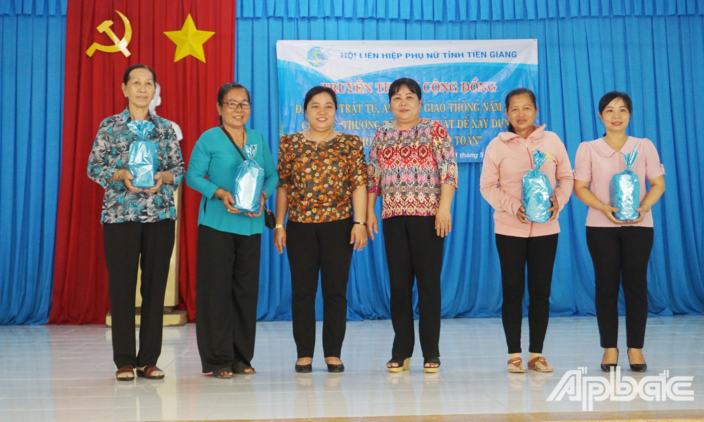 Trao quà cho các hội viên đạt thành tích cao trong trò chơi đố vui có thưởng