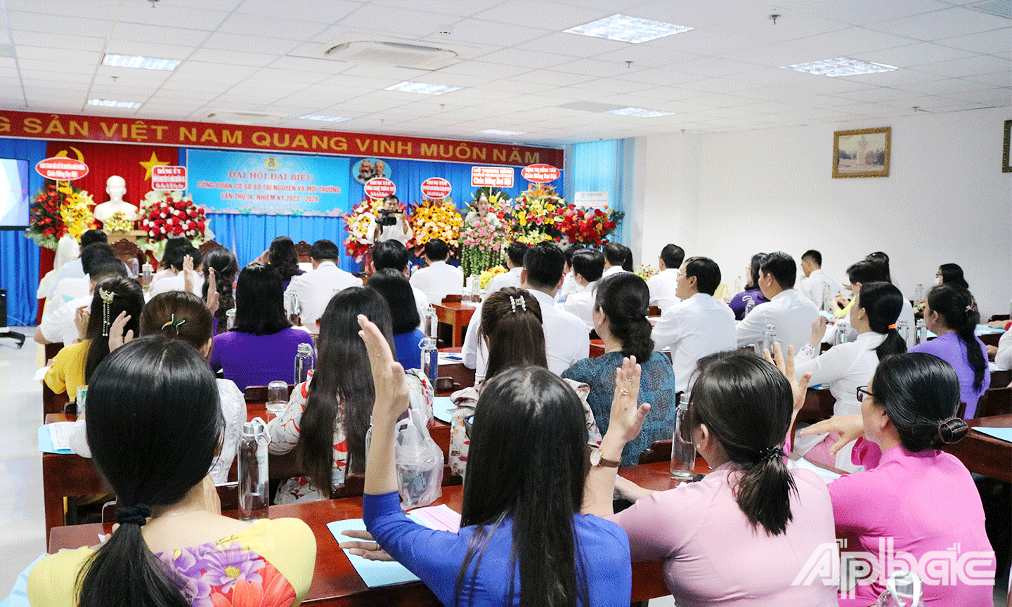 Đại biểu tham gia biểu quyết tại Đại hội
