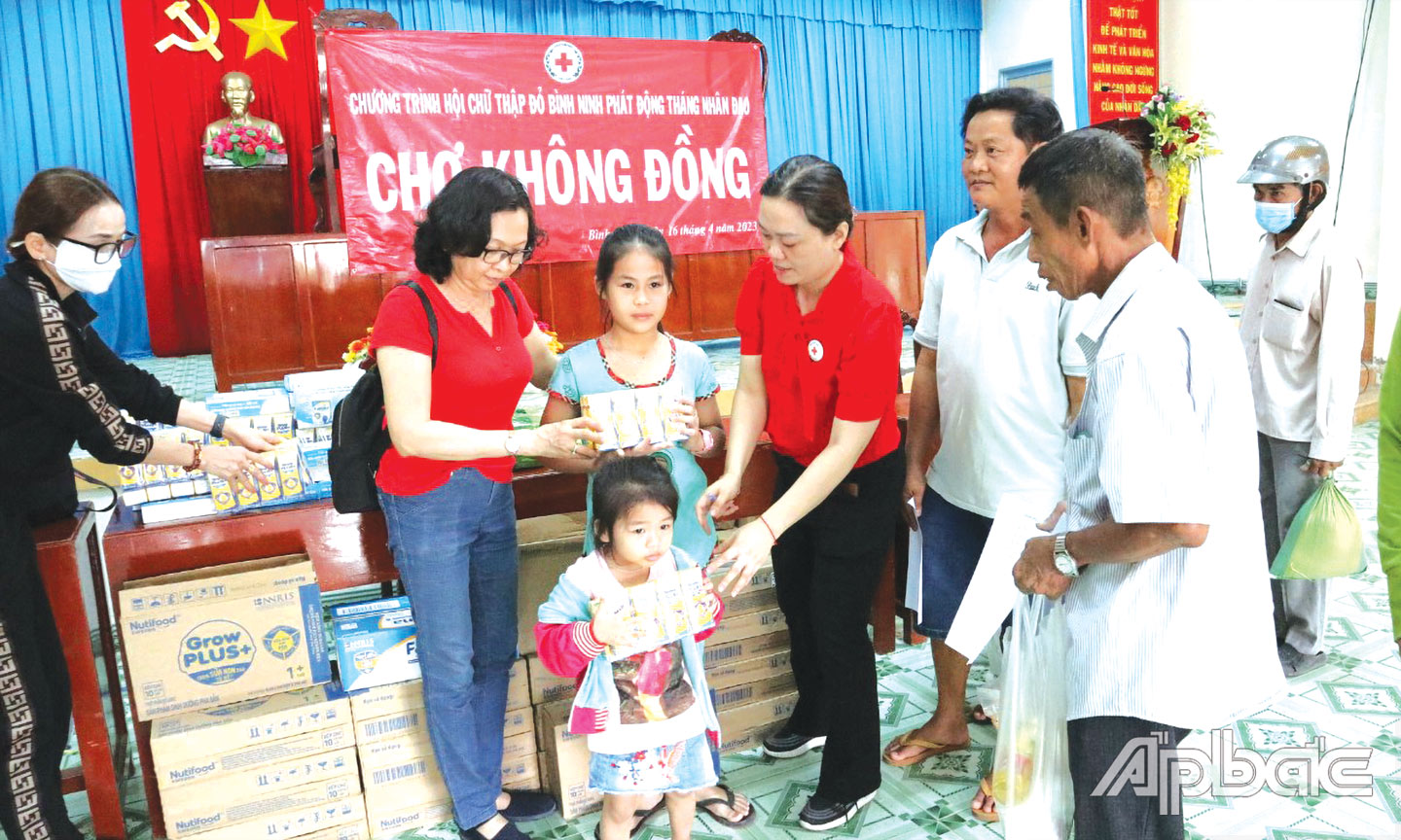  Hội CTĐ các cấp phối hợp với các đơn vị, tổ chức trao quà cho người cao tuổi, người có hoàn cảnh khó khăn hưởng ứng Tháng Nhân đạo 2023.  