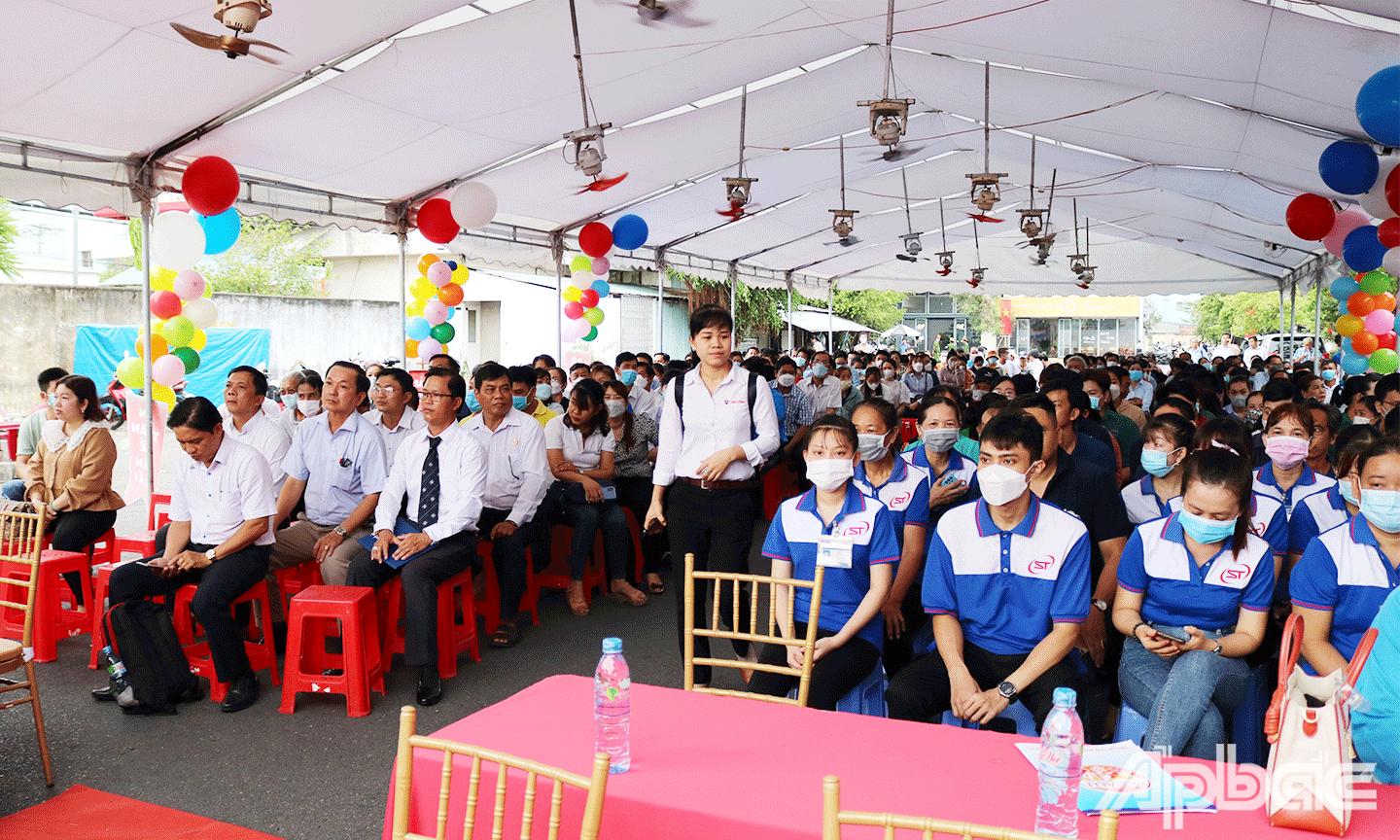 Công nhân lao động tham dự lễ phát động Tháng hành động An toàn vệ sinh lao động và Tháng Công nhân năm 2023 trên địa bàn huyện Tân Phước. 