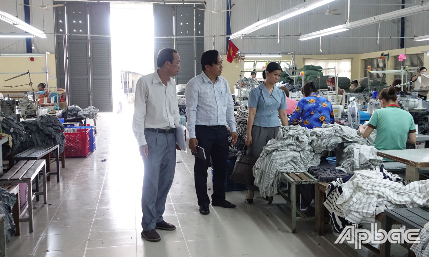 Kiểm tra ATVSLĐ tại Công ty TNHH Trà Tân (ấp 12, xã Long Trung, huyện Cai Lậy).