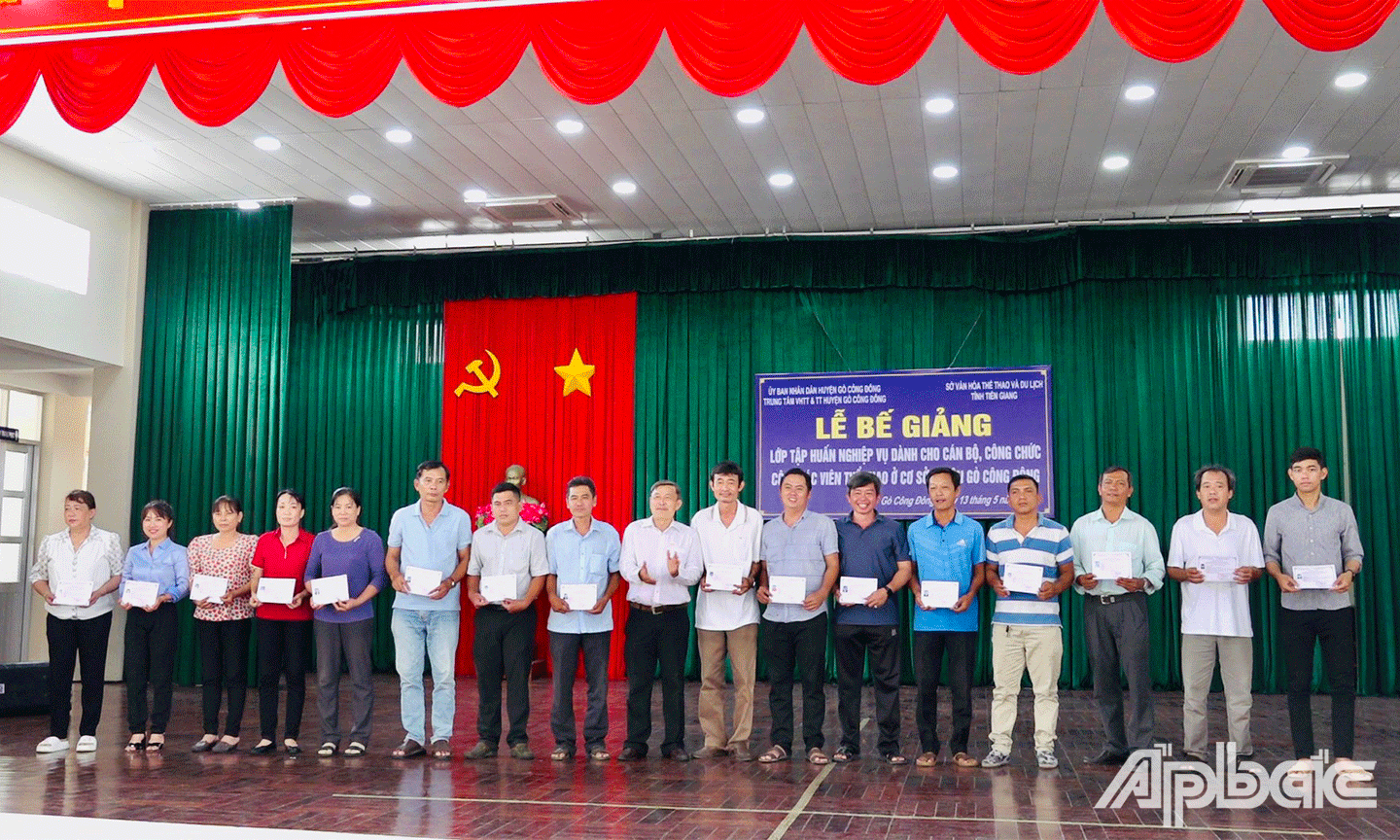 Sở Văn hóa, Thể thao và Du lịch tỉnh Tiền Giang cấp chứng nhận cho 70 học viên hoàn thành khóa tập huấn nghiệp vụ thể dục thể thao cở sở năm 2023.