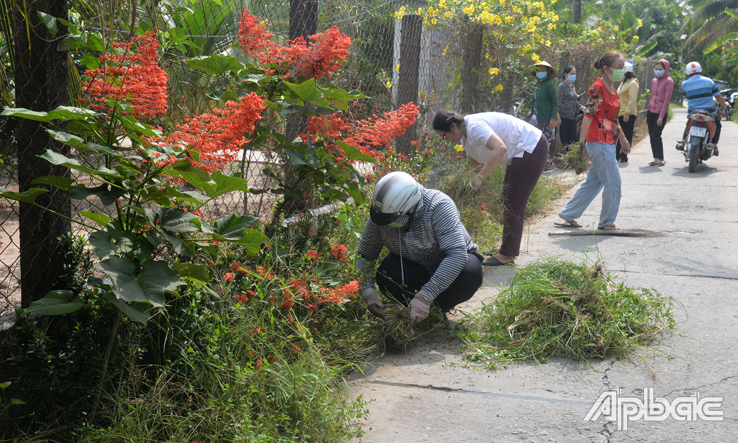 Phụ nữ Tiền Giang tích cực giữ gìn vệ sinh môi trường.
