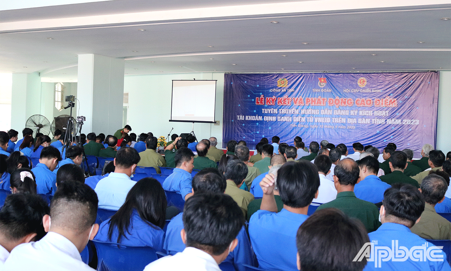 Công an tỉnh Tiền Giang hướng dẫn kích hoạt tài khoản định danh điện tử cho tất cả đại biểu tham dự chương trình