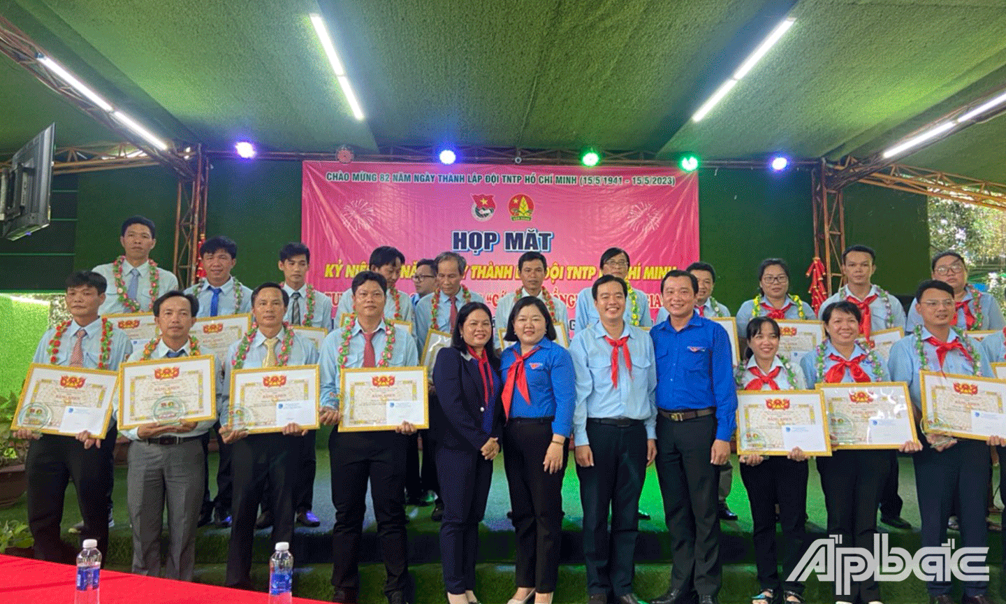 Tỉnh đoàn Tiền Giang đã tuyên dương khen thưởng 20 “Cánh én hồng” tỉnh Tiền Giang năm học 2022 – 2023.