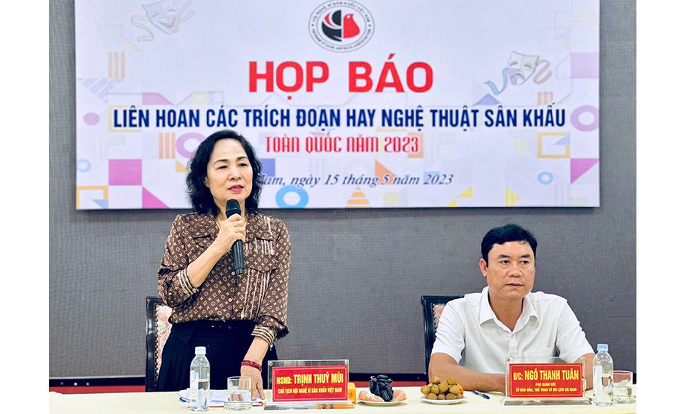 Nghệ sĩ Nhân dân Trịnh Thúy Mùi chia sẻ thông tin về Liên hoan tại buổi họp báo.