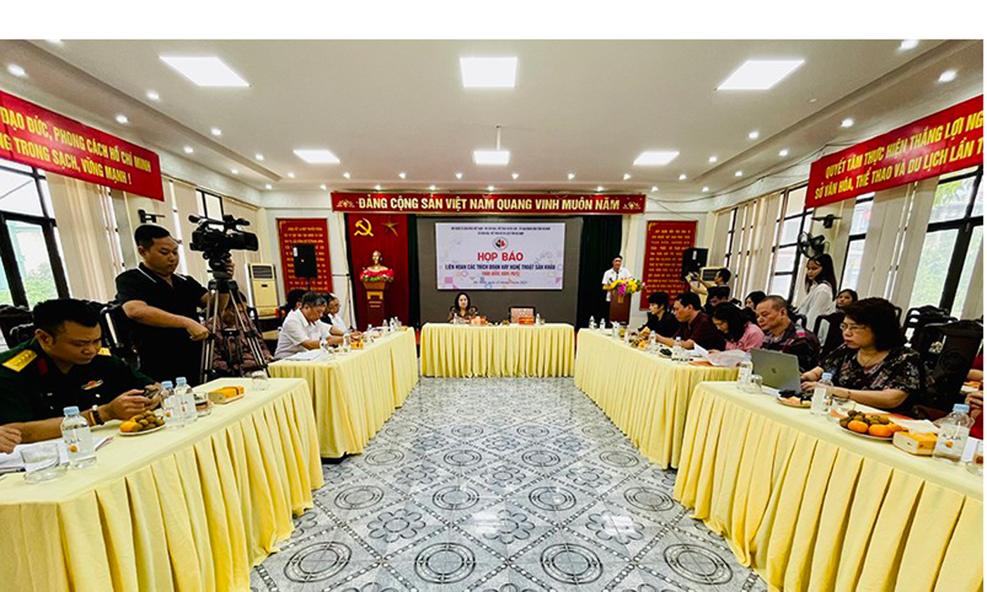 Toàn cảnh buổi họp báo.