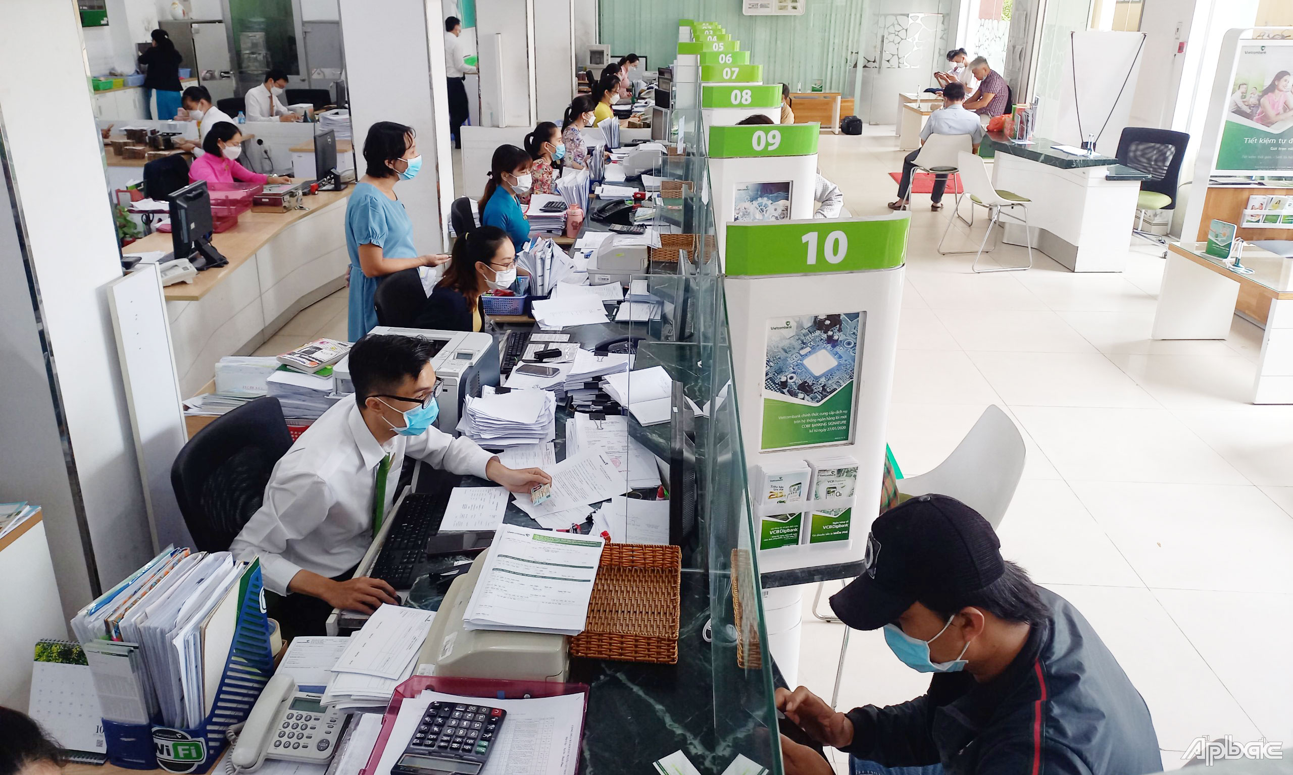 Vietcombank quyết định triển khai giảm tới 0,5%/năm lãi suất cho vay VND cho toàn bộ khoản vay của khách hàng cá nhân và DN với thời gian áp dụng trong 3 tháng từ 1-5-2023 đến hết 31-7-2023.