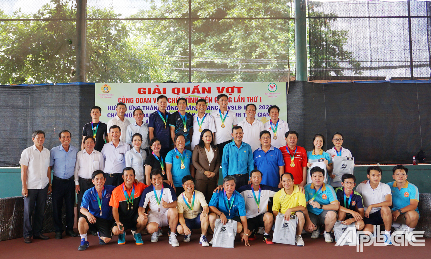 Ban Tổ chức trao giải cho các đội có thành tích thi đấu xuất sắc.