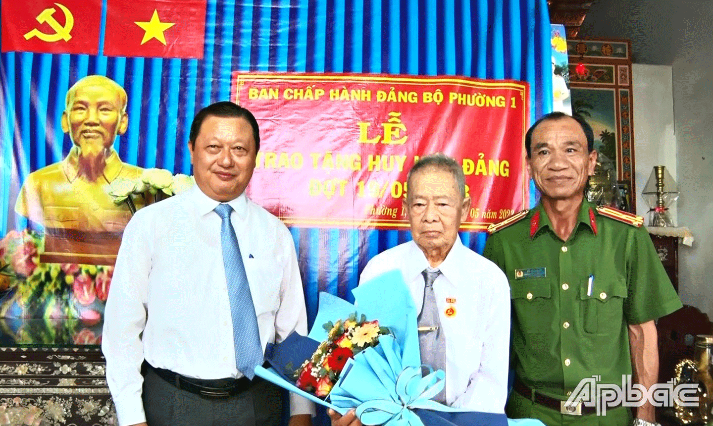 Đồng chí Phan Phùng Phú trao Huy hiệu Đảng cho các đảng viên cao niên tại phường 1, TX. Cai Lậy.