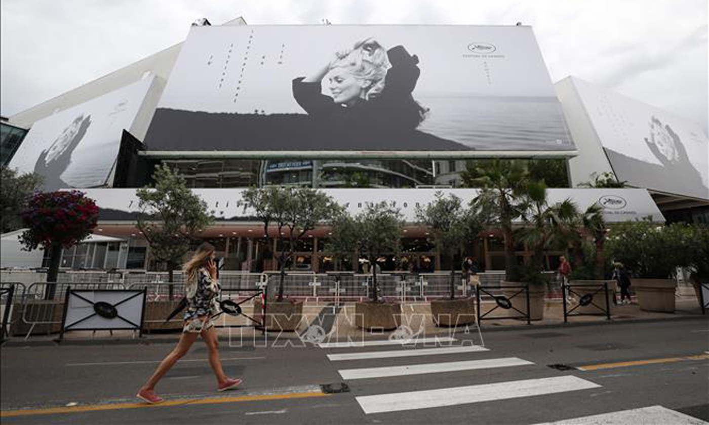 Áp phích Liên hoan phim quốc tế Cannes lần thứ 76 được gắn bên ngoài trung tâm nghệ thuật Palais du Festival ở Cannes, Pháp, nơi diễn ra liên hoan ngày 15/5/2023. Ảnh: THX/TTXVN