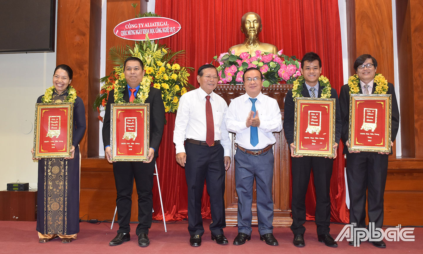 Lãnh đạo tỉnh trao tặng khánh vàng cho 4 tân tiến sĩ nhân Ngày KH&CN Việt Nam 18-5-2019.    