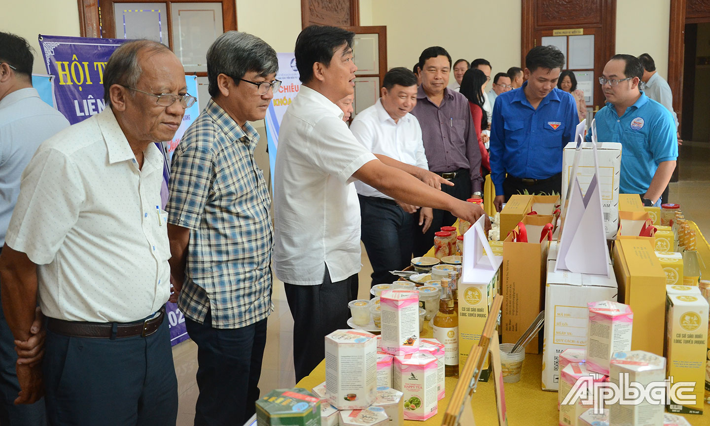 Các sở, ngành tham quan các sản phẩm KN trên địa bàn tỉnh. 