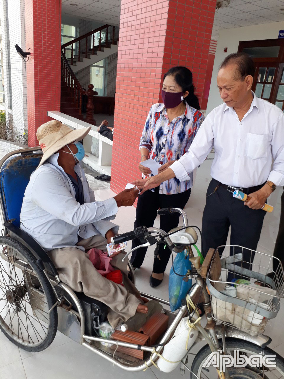 Chủ tịch Hội NNCĐDC xã Hiệp Đức Cao Thanh Hoàng thăm hỏi và tặng quà cho nạn nhân da cam trong xã đang mưu sinh bằng nghề bán vé số.