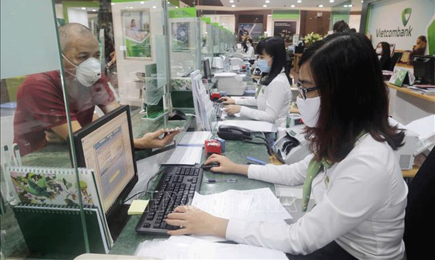 Khách hàng giao dịch tại Hội sở chính Vietcombank, Hà Nội. Ảnh minh họa: Trần Việt/TTXVN
