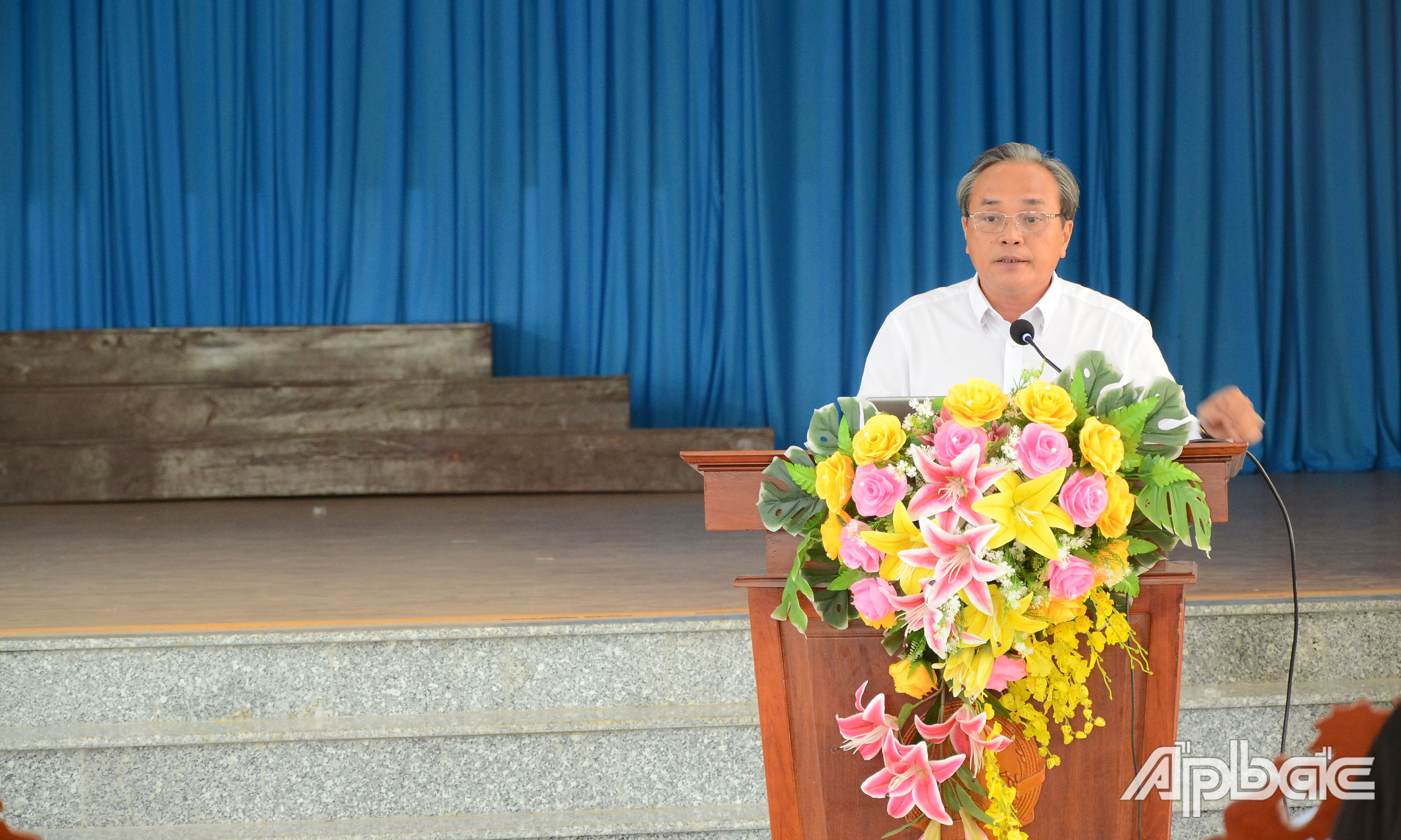 Phó Chủ tịch UBND huyện Chợ Gạo Cao Tấn Hưởng phát biểu tại hội nghị.