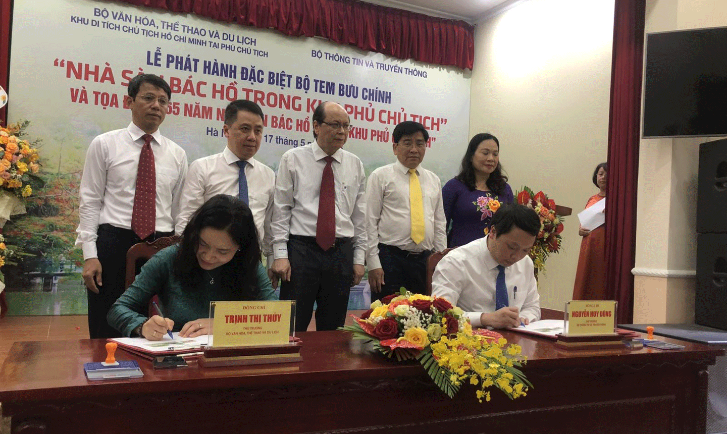 Lãnh đạo Bộ Văn hóa, Thể thao và Du lịch, lãnh đạo Bộ Thông tin và Truyền thông thực hiện nghi thức ký bìa phát hành đặc biệt bộ tem.