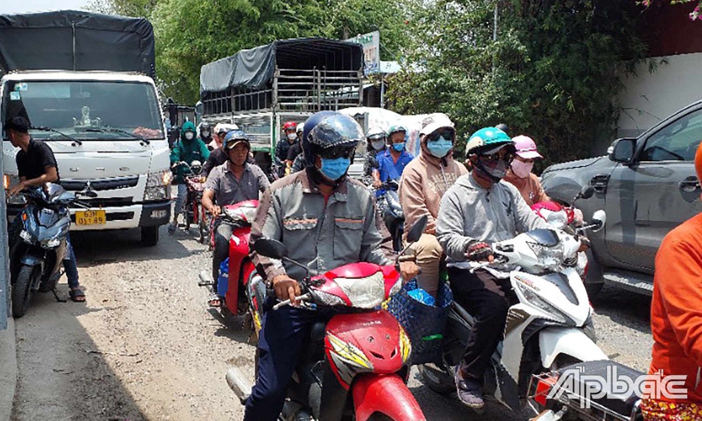 Kéo theo hàng loạt xe máy kẹt xe sau đó.